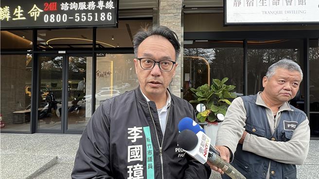 前民眾黨主席柯文哲父親柯承發病逝，民眾黨新竹黨部主委李國璋18日上午來到靈堂致意。（王惠慧攝）