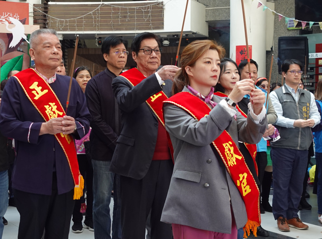 新北市客家局长刘冠吟率领新北市客家乡亲共同祭祀天公及女娲娘娘。图/新北市政提供