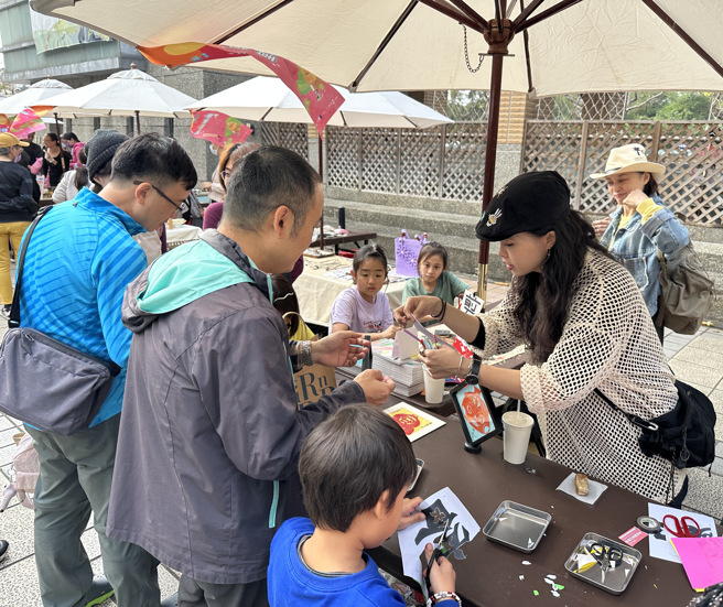 现场民眾体验市集活动踊跃，从剪纸体验中认识客家。图/新北市政府提供