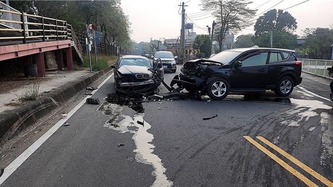 嘉义县中埔乡亲水路近仁义路路口，今(18日)清晨6点半左右，发生汽车对撞车祸。(中埔分局提供／吕妍庭嘉义传真）