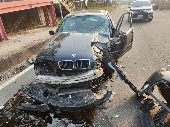 自小客左侧车头、挡风玻璃受损严重，凃姓驾驶男身体多处擦挫伤，腿部骨折。(中埔分局提供／吕妍庭嘉义传真）