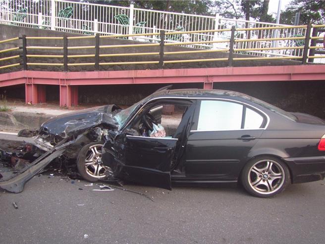 自小客安全安全气囊爆开，徐姓驾驶腿部骨折，两车驾驶双双送医。(中埔分局提供／吕妍庭嘉义传真）