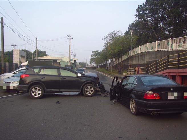 嘉义县中埔乡亲水路近仁义路路口，今(18日)清晨6点半左右，发生汽车对撞车祸。(中埔分局提供／吕妍庭嘉义传真）