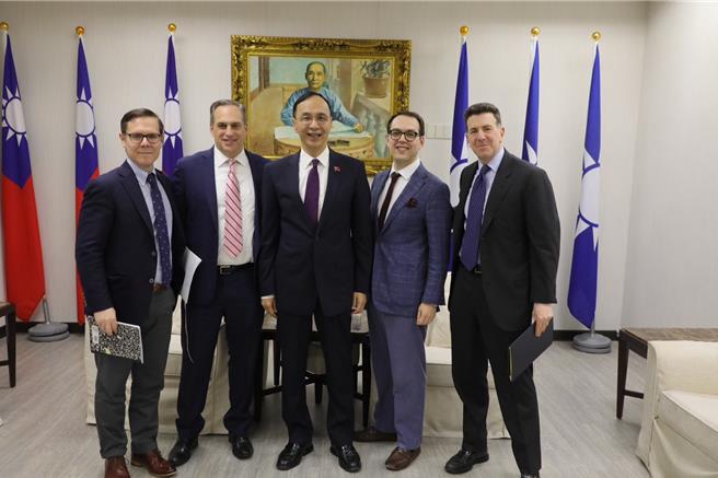 国民党主席朱立伦（中）会见兰德公司中国研究中心主任白明(Jude Blanchette)访团。（国民党提供）