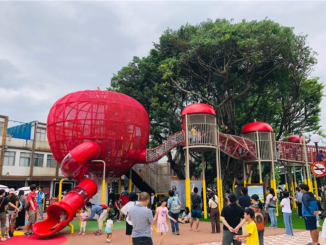 三重同安36公园，结合自然生态苹果造型共融游具。（新北市景观处提供）