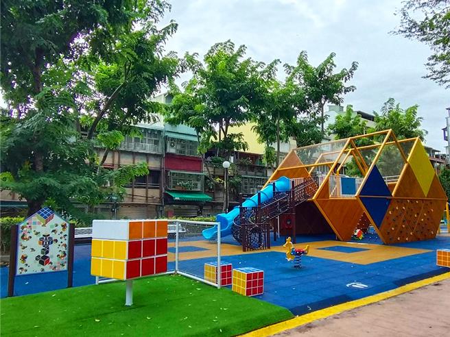 三重大永德公园以魔术方块为主题设计，结合复合式功能游具增添童趣。（新北市景观处提供）