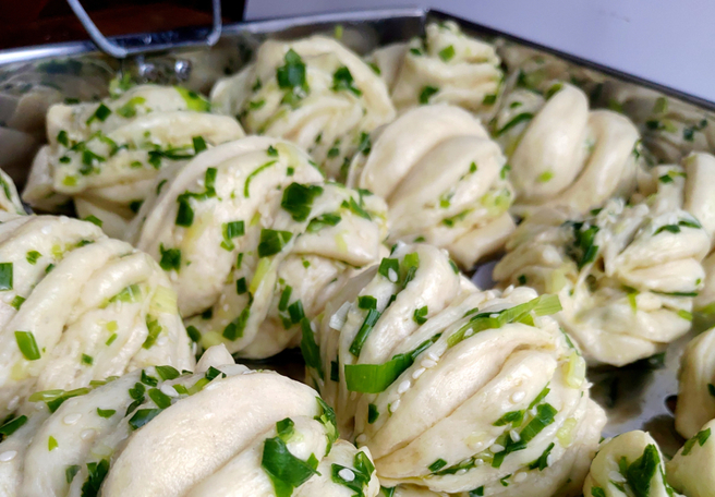 一名女網友分享爸爸開車吃蔥花捲被警察抓到酒駕。（示意圖：shutterstock／達志）