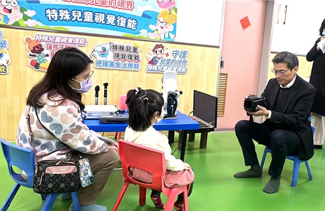 台大医院眼科部主治医师侯钧贺（右）在台东马偕医院为视力障碍儿童检查。（蔡旻妤摄）