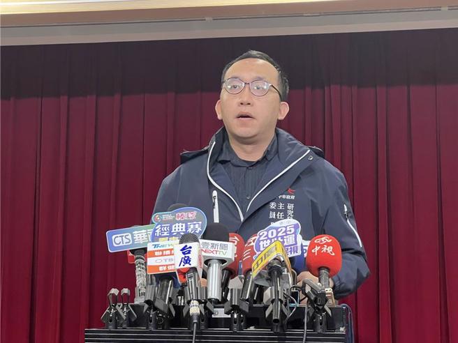 台中市政府研考会主委刘彦澧遭爆上班日打德州扑克，他早上澄清当天请特休假。（林欣仪摄）