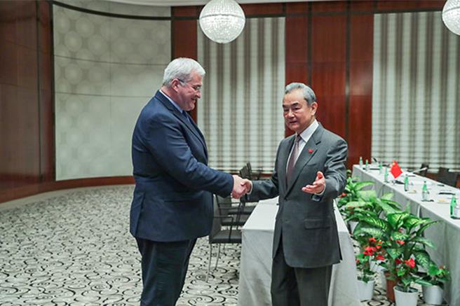 中國外長王毅日前與烏克蘭外長西比哈（Andrii Sybiha）舉行會晤。（摘自大陸外交部官網）