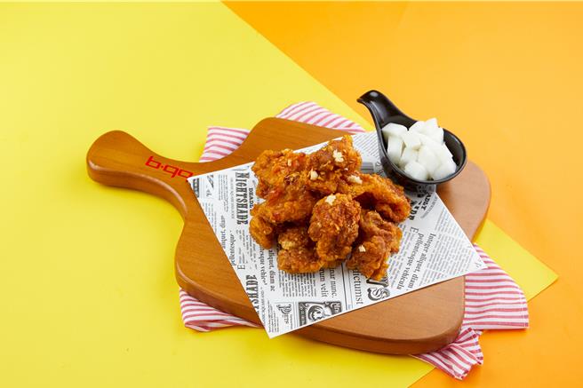 bb.q CHICKEN推出「调味去骨炸鸡第二件半价」好康。（全家国际餐饮提供／朱世凯台北传真）