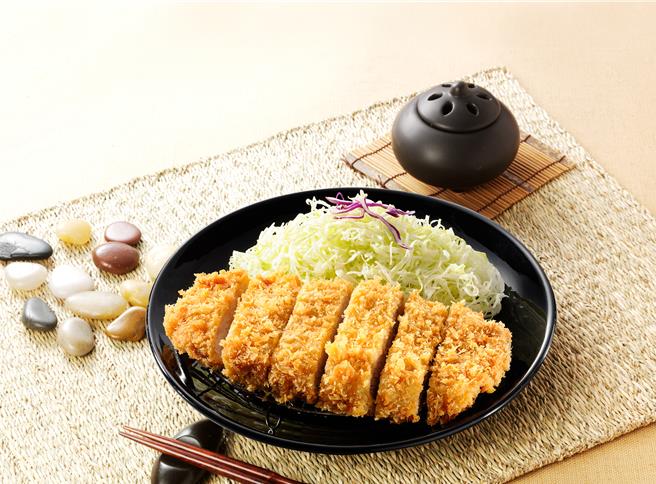 福胜亭即日起至27日，截图优惠内用、外带点「开运猪排定食套餐」，就送「鲜嫩炸鸡柳定食」。（三商餐饮提供／朱世凯台北传真）
