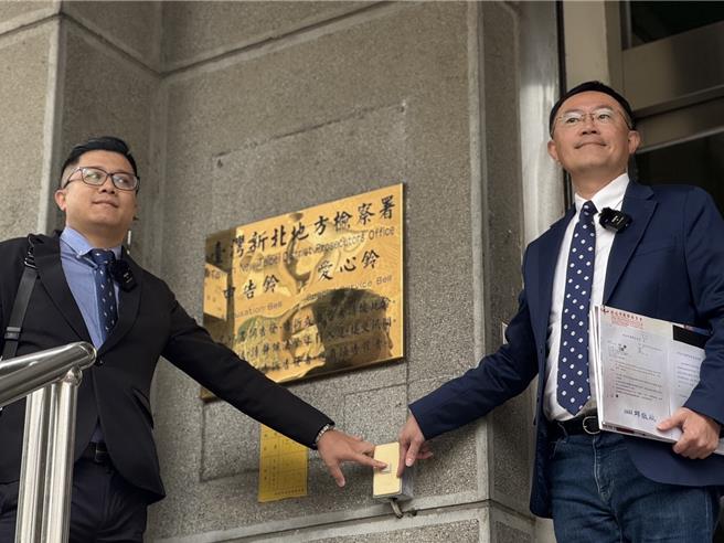 立法委員李坤城近日被公民團體發起罷免，但他今（18）日到新北地檢署按鈴告發，指控國民黨新北市三重區黨部利用「幽靈造冊」介入罷免，盼新北檢查明。（柯毓庭攝）