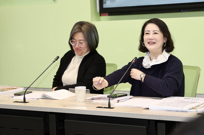 民进党立院党团书记长陈培瑜（左）、干事长吴思瑶（右）18日召开舆情回应记者会，回应国民党立委徐巧芯老公上班打德州扑克及曹兴诚被爆疑发生绯闻等事件。（邓博仁摄）