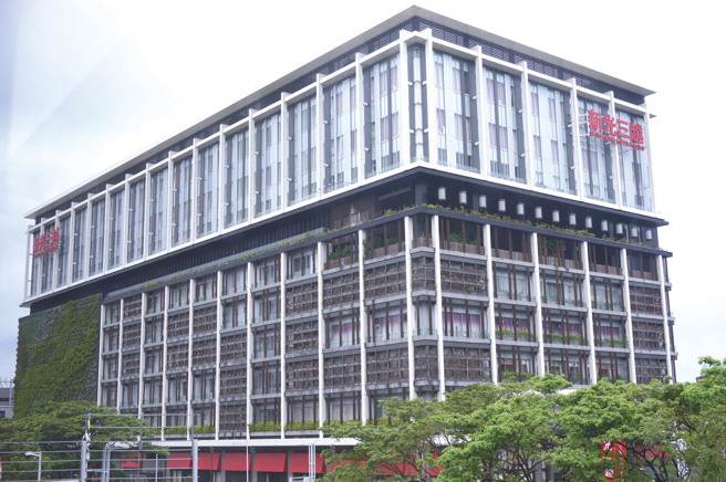 新光三越左營店昨（17）日晚間發生停電意外。（資料照／顏瑞田）