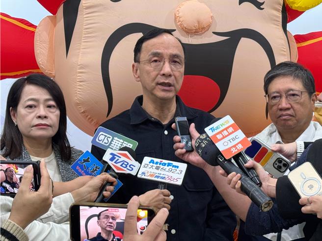 国民党主席朱立伦（中）18日表示，任何的军购必须是国防需要的，国民党也都会支持，但是要透过军购去解决台美贸易严重逆差的问题，这是不务实的。（陈育贤摄）