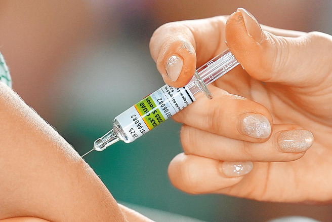 行政院紧急加购10万剂公费流感疫苗，已陆续配送到各县市，将如期在20日开打。（图／中时资料照）