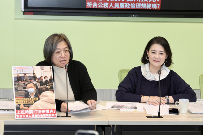 民進黨立院黨團書記長陳培瑜（左）、幹事長吳思瑤（右）18日召開輿情回應記者會，回應國民黨立委徐巧芯老公上班打德州撲克及曹興誠被爆疑發生緋聞等事件。（鄧博仁攝）