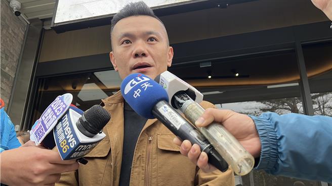 前民眾党主席柯文哲父亲柯承发病逝，享寿94岁。民眾党中央委员、台中党部主委江和树18日上午到灵堂致意。（王惠慧摄）