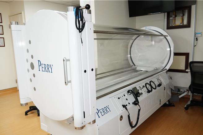 新北联医高压氧治疗中心今启用，患者可透过高压氧治疗促进组织修復。（吕健豪摄）