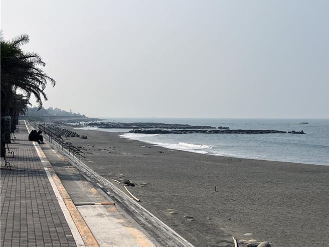 台南市南区黄金海岸因拥有如黄金色彩的夕阳美景闻名，素有「台南最美海岸」的美誉，但因受到安平商港防波堤突堤效应的影响，导致沙滩退缩流失严重。（洪荣志摄）