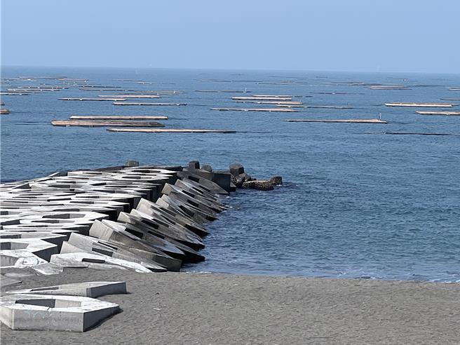 台南市南区黄金海岸因拥有如黄金色彩的夕阳美景闻名，素有「台南最美海岸」的美誉，但因受到安平商港防波堤突堤效应的影响，导致沙滩退缩流失严重。（洪荣志摄）