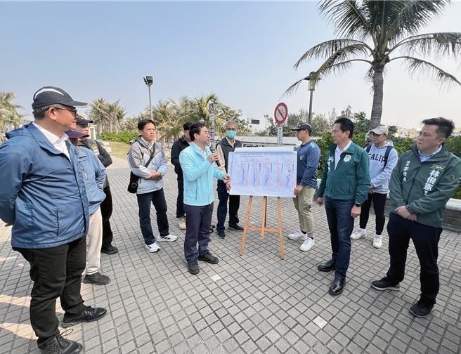 立委林俊宪18日会同水利署会勘台南市南区黄金海岸。（洪荣志摄）