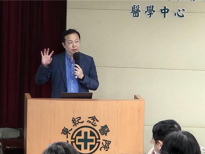 亚东医院眼科部主任王嘉康提醒，糖尿病患者应定期检查眼底，降低视力受损风险。（亚东医院提供）