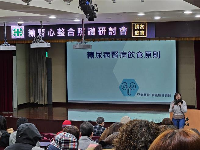 亚东医院营养科主任苏筱媛强调，健康饮食是糖尿病管理的基石，建议均衡饮食并提供饮食范例，助患者控糖降风险。（亚东医院提供）