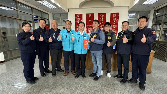 金门县长陈福海(中)今日与副县长李文良(左四)、县议员陈锦伟(左三)等人前往金湖警分局，颁发阳明湖畔失火破案奖金，慰勉警察人员之辛劳。(于家麒摄)