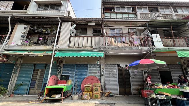 楠西市场内部的建物严重坏损，多处梁柱可见明显的裂痕，市场外围2层楼的骑楼也被震损。（张毓翎摄）