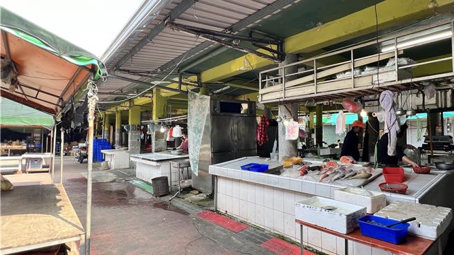 事隔将近1个月，市场不少摊商仍在营业，看他们在残破、摇摇欲坠的建物下做生意，让人不禁为他们捏一把冷汗。（张毓翎摄）