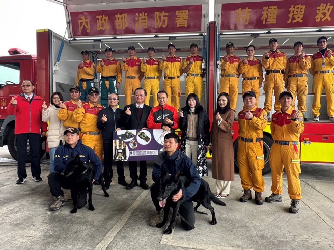 愛爾麗集團近年積極捐贈消防設備、救護車給消防單位。（愛爾麗提供）