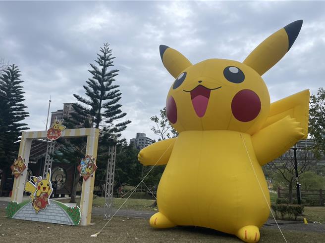 2025台湾灯会在桃园皮卡丘復活，卡比寿、进击巨人仍停展。（吕筱蝉摄）