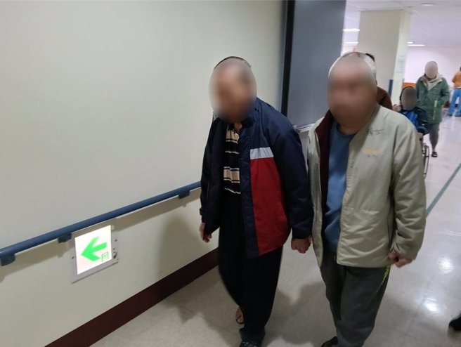 陈姓兄弟住在彰化芳苑乡喜愿家园中，两人手牵手显示好感情。（彰化喜愿家园提供／叶静美彰化传真）