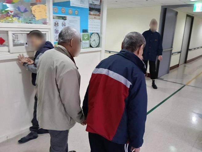 陈姓兄弟住在彰化芳苑乡喜愿家园中，两人手牵手显示好感情。（彰化喜愿家园提供／叶静美彰化传真）