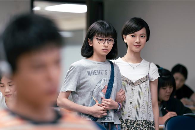 新片《夜校女生》由陳姸霏（左）、項婕如主演。（興揚電影提供）