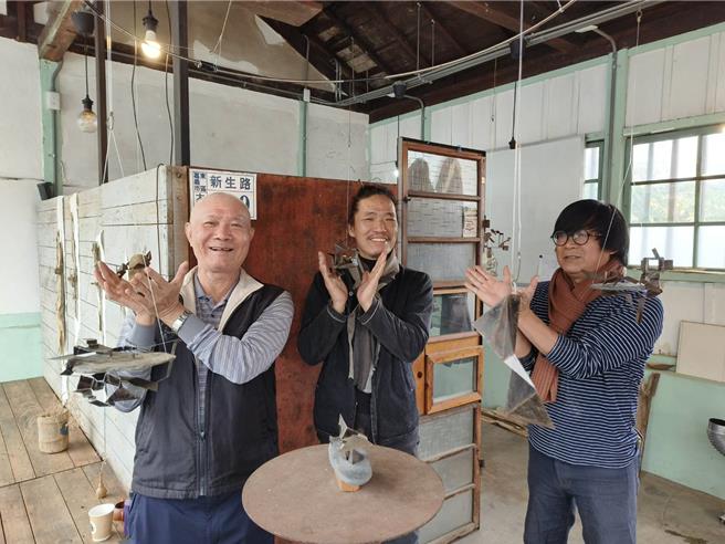 陳淑強（中）受陳建智（右）邀請來嘉義舊監創作開展，前嘉市文化局長賴萬鎮（左）讚賞。（廖素慧攝）