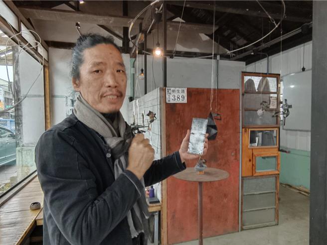 陳淑強導覽小行星建築群創作理念，並誇讚嘉義市文風盛。（廖素慧攝）