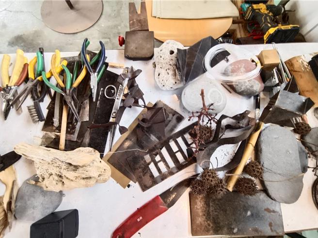 陳淑強在舊監宿舍群新生路第一間的工作室創作，不用焊接，用工具及手工雕塑。（廖素慧攝）