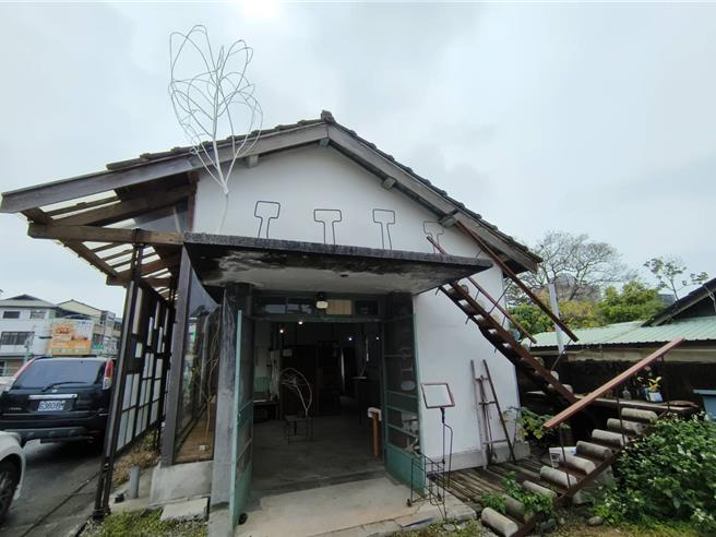 陳淑強在舊監宿舍群新生路第一間的工作室創作、開展。（廖素慧攝）