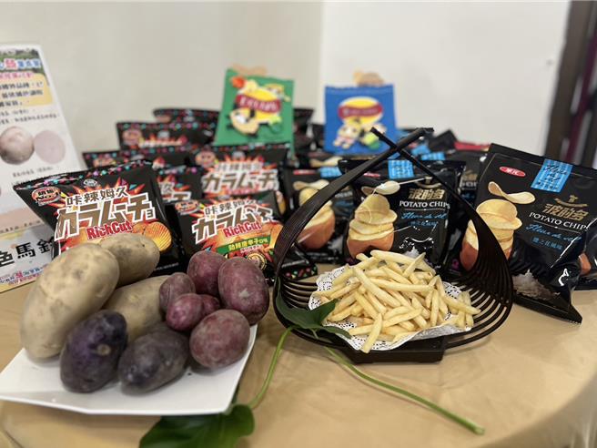 云林县斗南镇种植的马铃薯是知名零食厂商爱用的原料，目前正值採收期，斗南镇公所仍田头社区合办马铃薯节，22日开放3.5分地採马铃薯活动，民眾须到现场排队。（周丽兰摄）