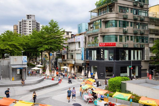 捷運中山站周邊商圈，網友封為台北最容易被搭訕的地方。（示意圖，shutterstock／達志）
