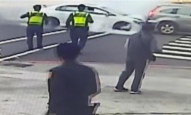 一辆白色轿车驾驶疑似因身体不适晕倒追撞前方休旅车，油门还踩不停冒出浓烈白烟，派出所警方赶紧持灭火器衝出，并将罗男带下车休息。（警方提供／任义宇高雄传真）