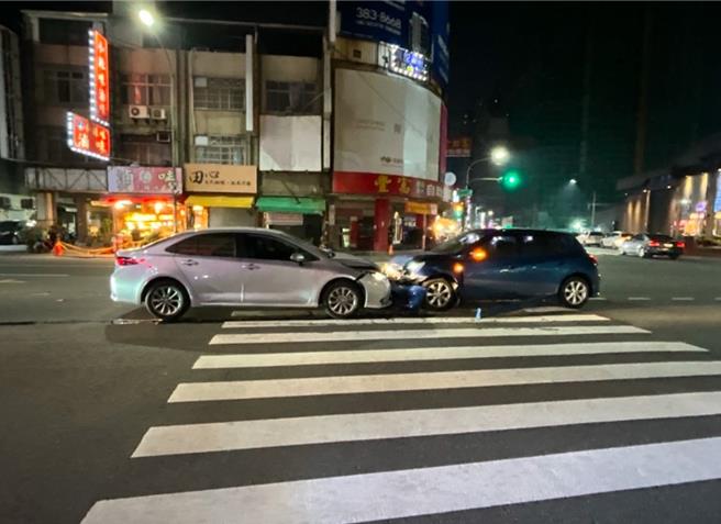 三民区深色休旅车因不明原因偏离车上，撞上待转轿车，幸没造成人员受伤。（警方提供／任义宇高雄传真）