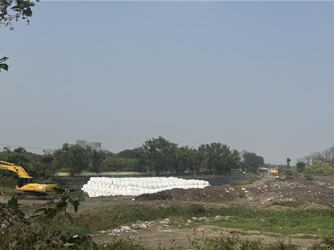 大寮掩埋场垃圾目前正打包中。（洪靖宜摄）