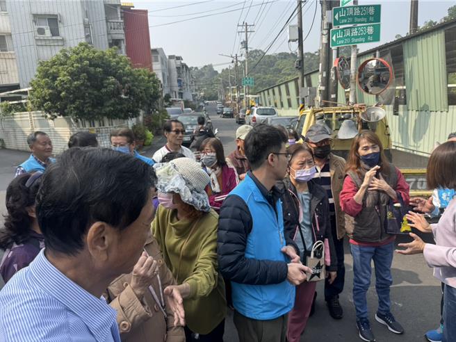 山顶里民不满酸味臭味瀰漫，齐聚抗议。（洪靖宜摄）