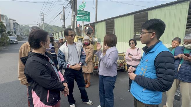 山顶里民不满酸味臭味瀰漫，齐聚抗议。（洪靖宜摄）