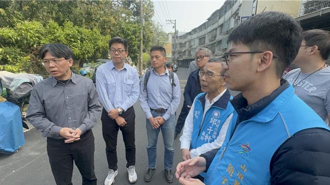 环保局人员也到场向居民解释。（洪靖宜摄）