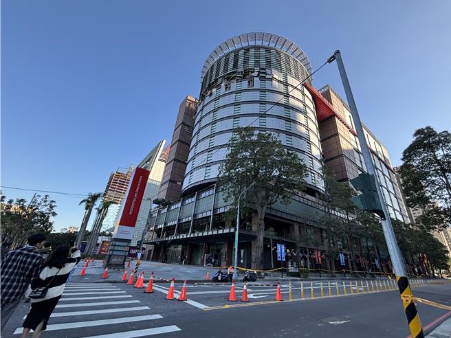 台中新光三越氣爆造成4死37傷，氣爆發生第6天，檢、警、消持續搜證查事故原因。（馮惠宜攝）